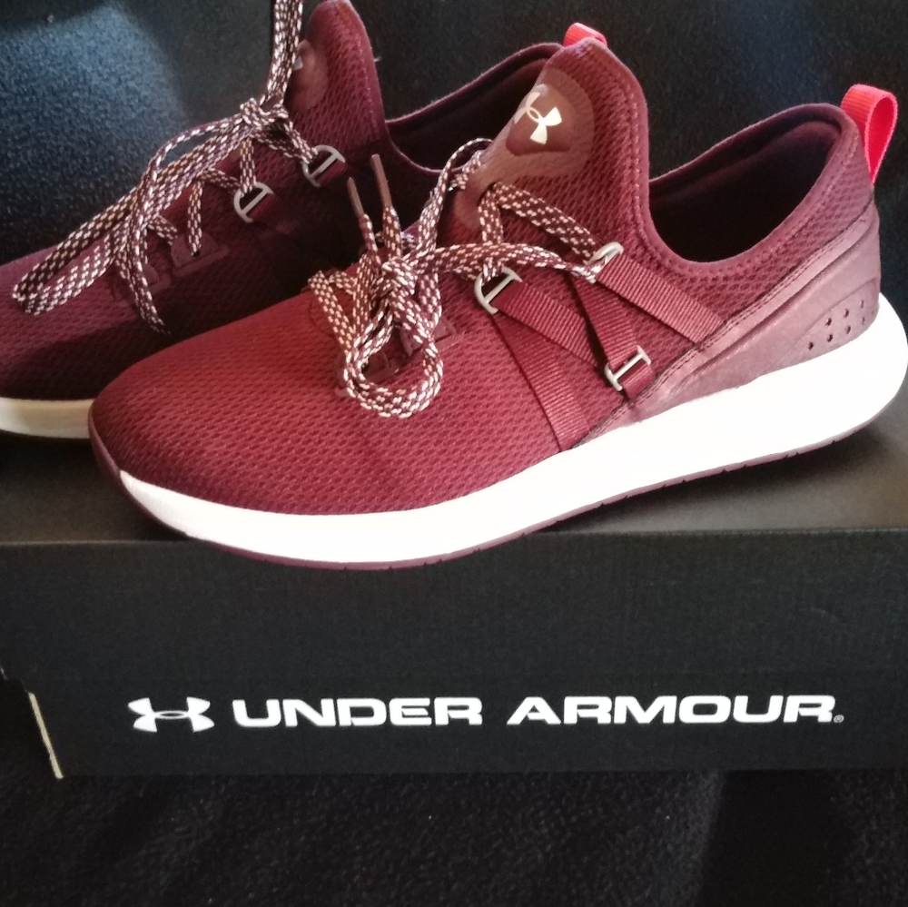 BNIB Under Armour Breathe Trainer